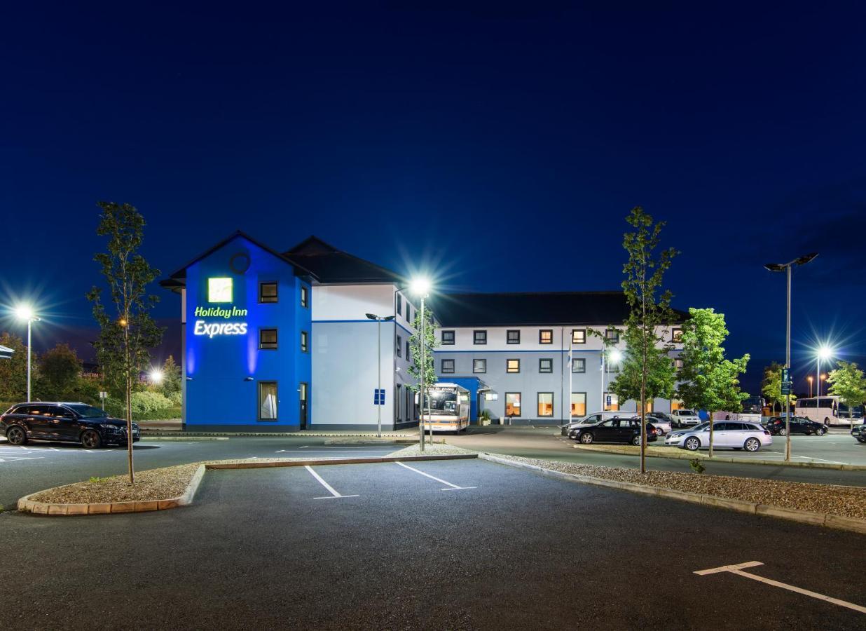 Holiday Inn Express Antrim, An Ihg Hotel Ngoại thất bức ảnh